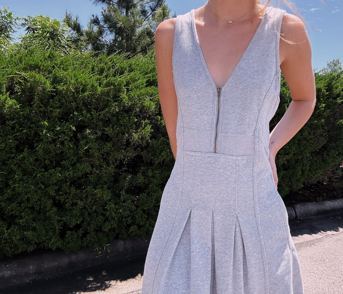 ILLA ILLA PLEATED SLEEVELESS DRESS HALF ZIP