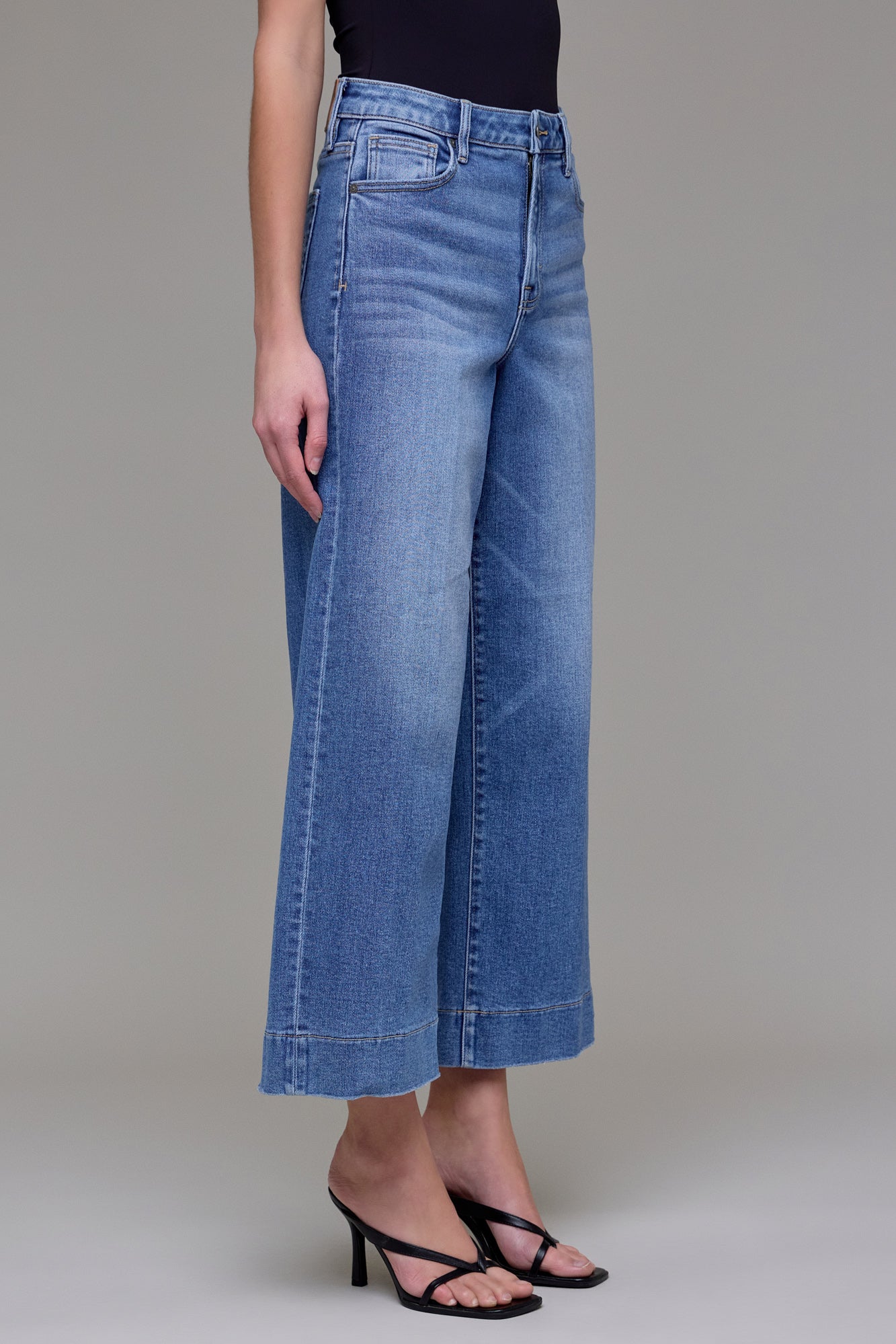 HIDDEN MEDIUM WASH CROPPED WIDE LEG JEAN