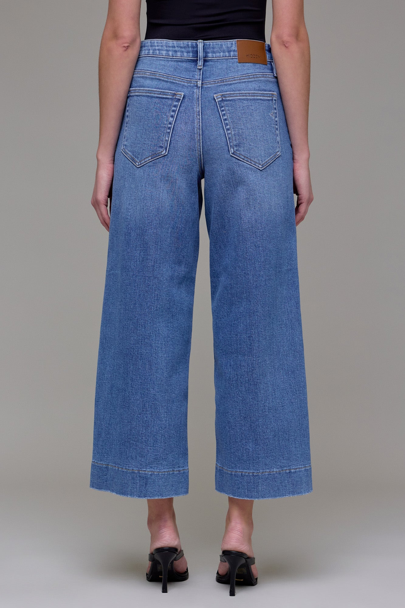 HIDDEN MEDIUM WASH CROPPED WIDE LEG JEAN