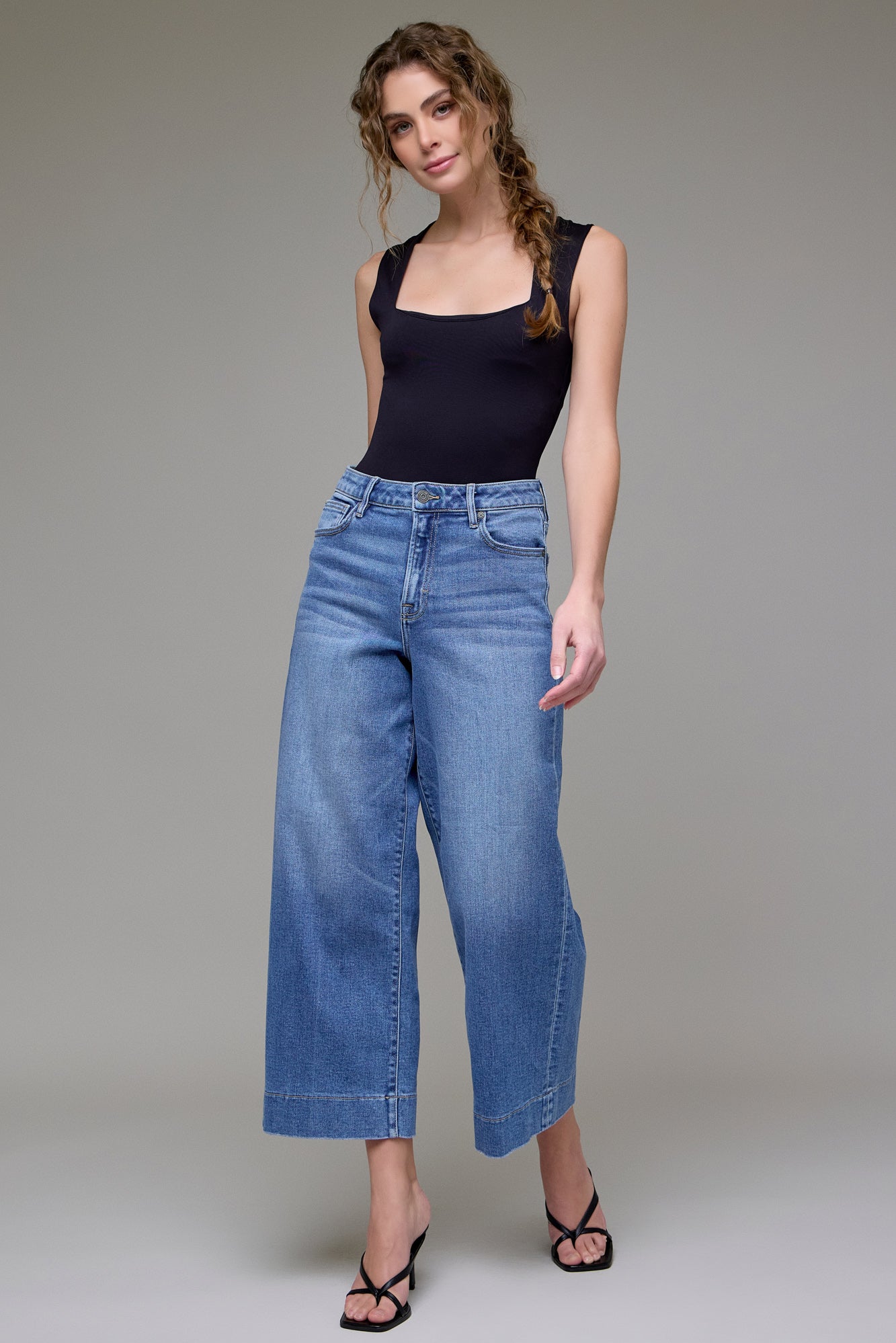 HIDDEN MEDIUM WASH CROPPED WIDE LEG JEAN