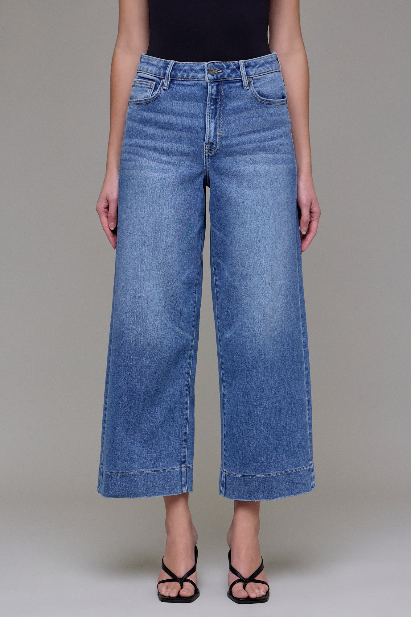 HIDDEN MEDIUM WASH CROPPED WIDE LEG JEAN