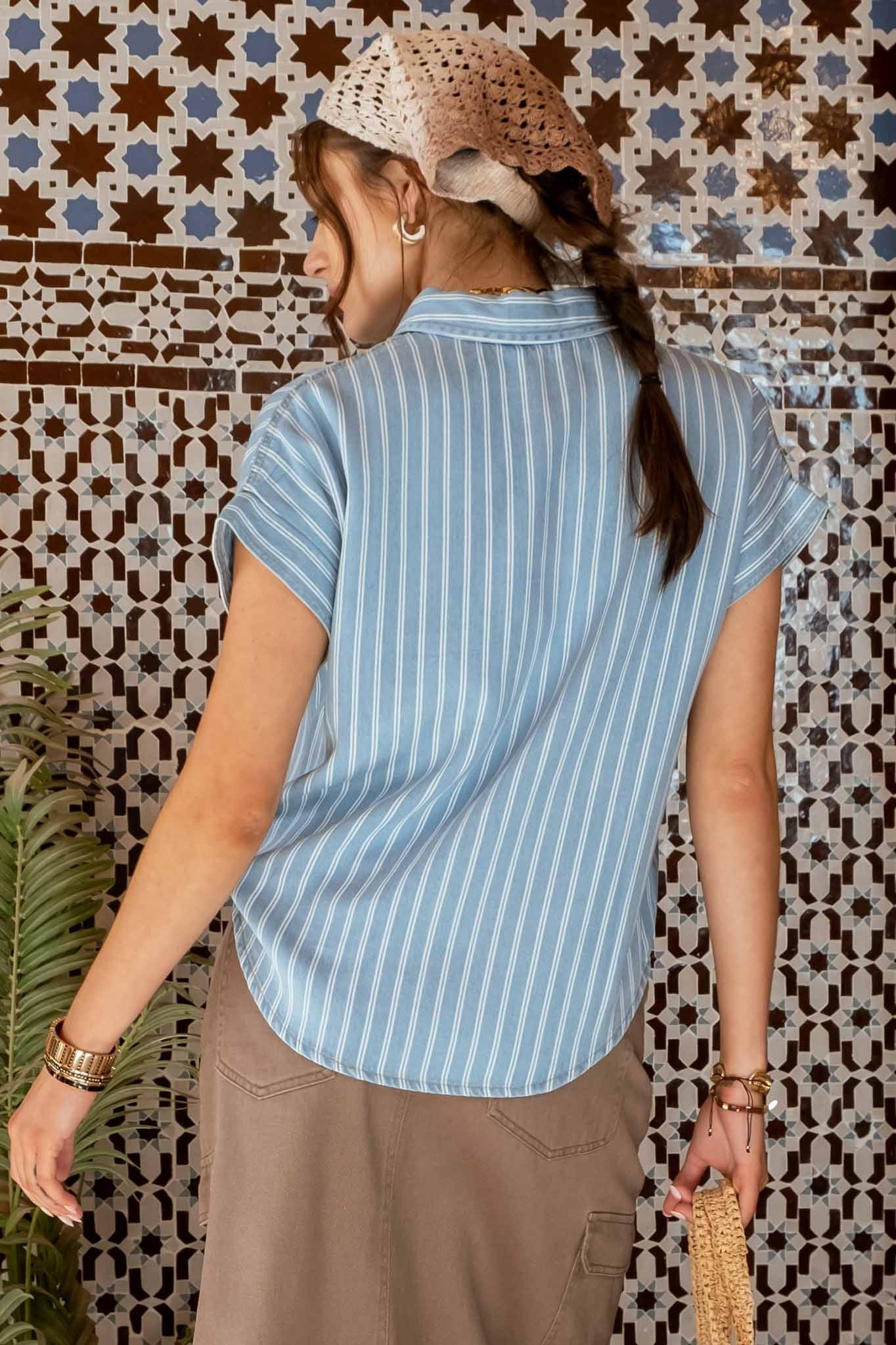 STRIPE CHAMBRAY SHORT SLEEVE BUTTON DOWN