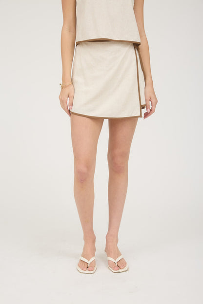 CONTRAST TRIM WRAP MINI SKORT